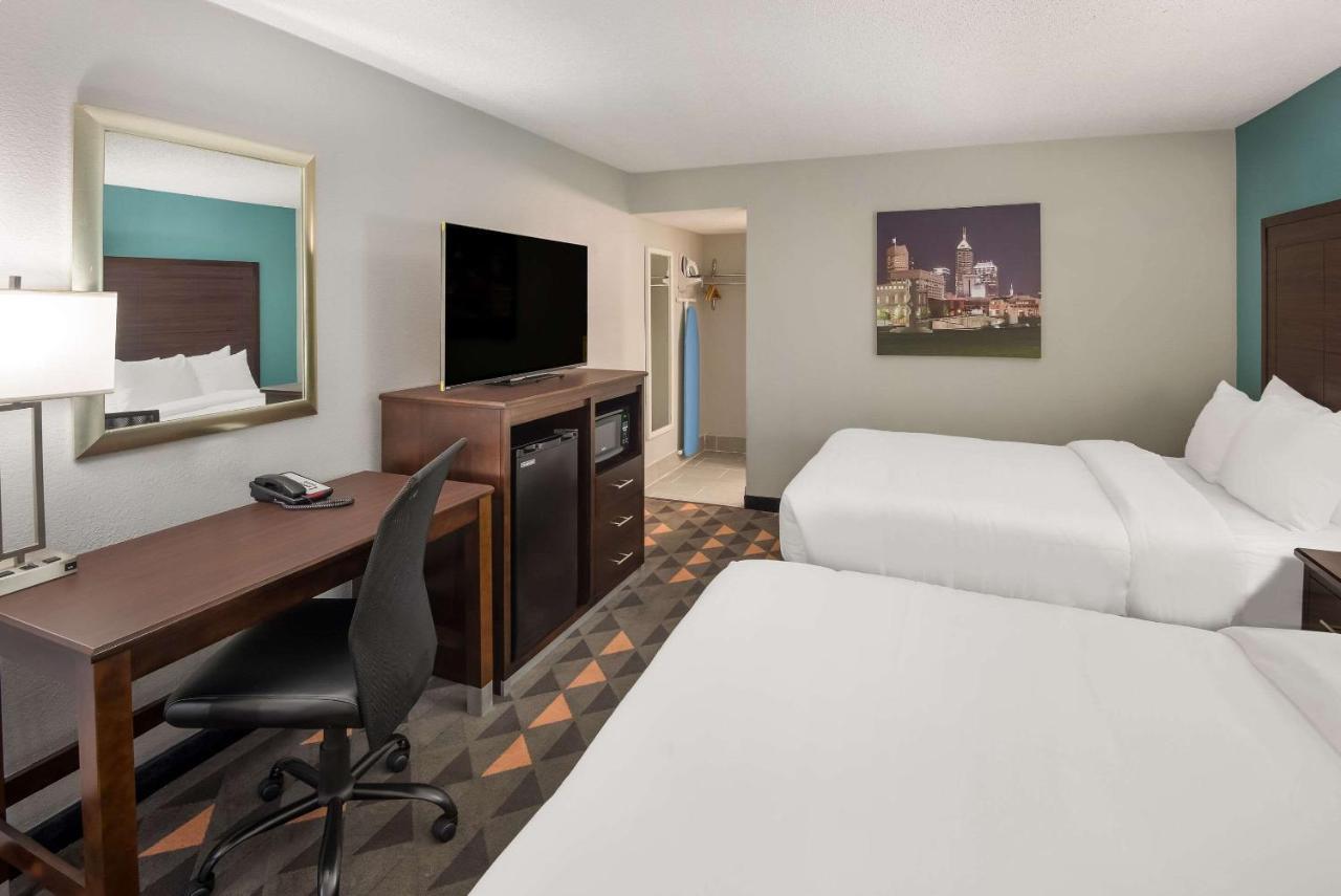 Clarion Pointe Indianapolis Northeast Hotel Castleton Exterior photo